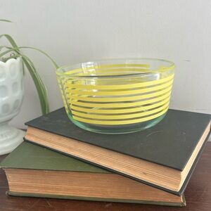 Pyrex Clear Yellow Striped Glass serving Bowl 1 qrt 6”D